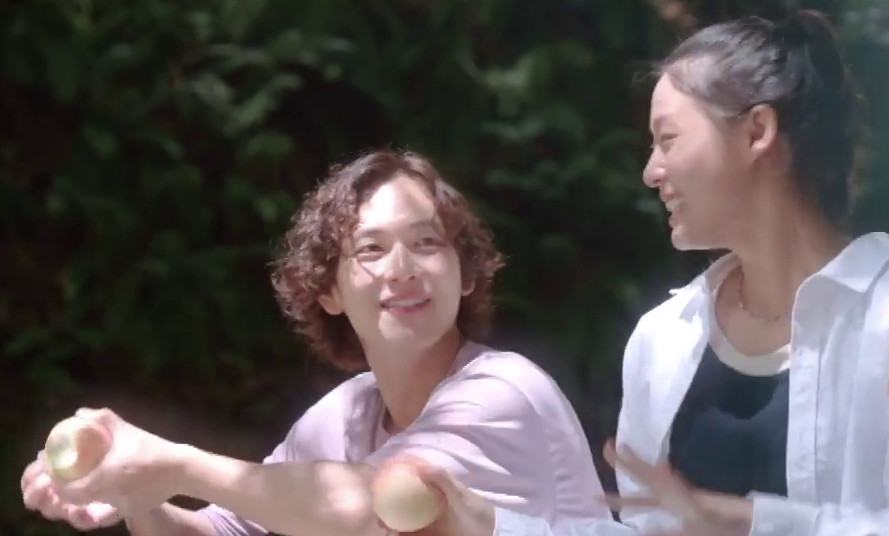 The key point of this picture is that Siwan has curly hair.